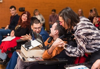 Samuel Gallego, recibiendo felicitaciones por su diploma (Fuente: Sangiagophotography.com)