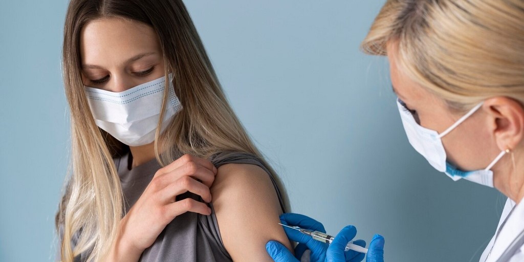 mujer siendo vacunada por una enfermera del VPH
