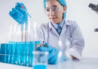 Investigadora en laboratorio con tubos de ensayo clínico