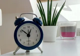 Reloj despertador sobre una mesa