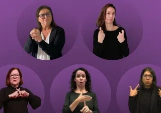 5 mujeres hablando en lengua de sinos sobre un fondo morado, arriba a la derecha el logo de la cnse