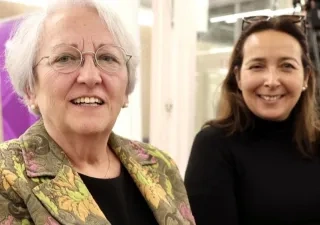 la presidenta de Soledades y la directora de Alianzas y Relaciones Internacionales de Fundación ONCE durante la gala de premios