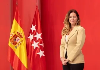 Ana Dávila junto a las banderas de españa y la comunidad de Madrid