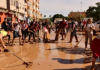 personas recogiendo los destrozos ocasionados por la dana