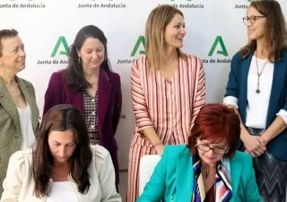 todas las mujeres que han participado en el acto de la firma del acuerdo para la inclusión de mujeres con discapacidad intelectual