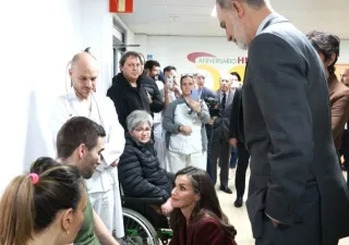 Los Reyes dialogando con pacientes del Hospital Nacional de Parapléjicos