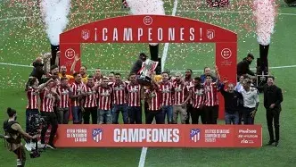 El equipo entero posando con la copa de la liga