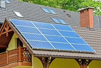 Paneles solares en el tejado de una casa