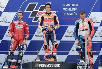 Los tres ganadores de esta carrera en el podio